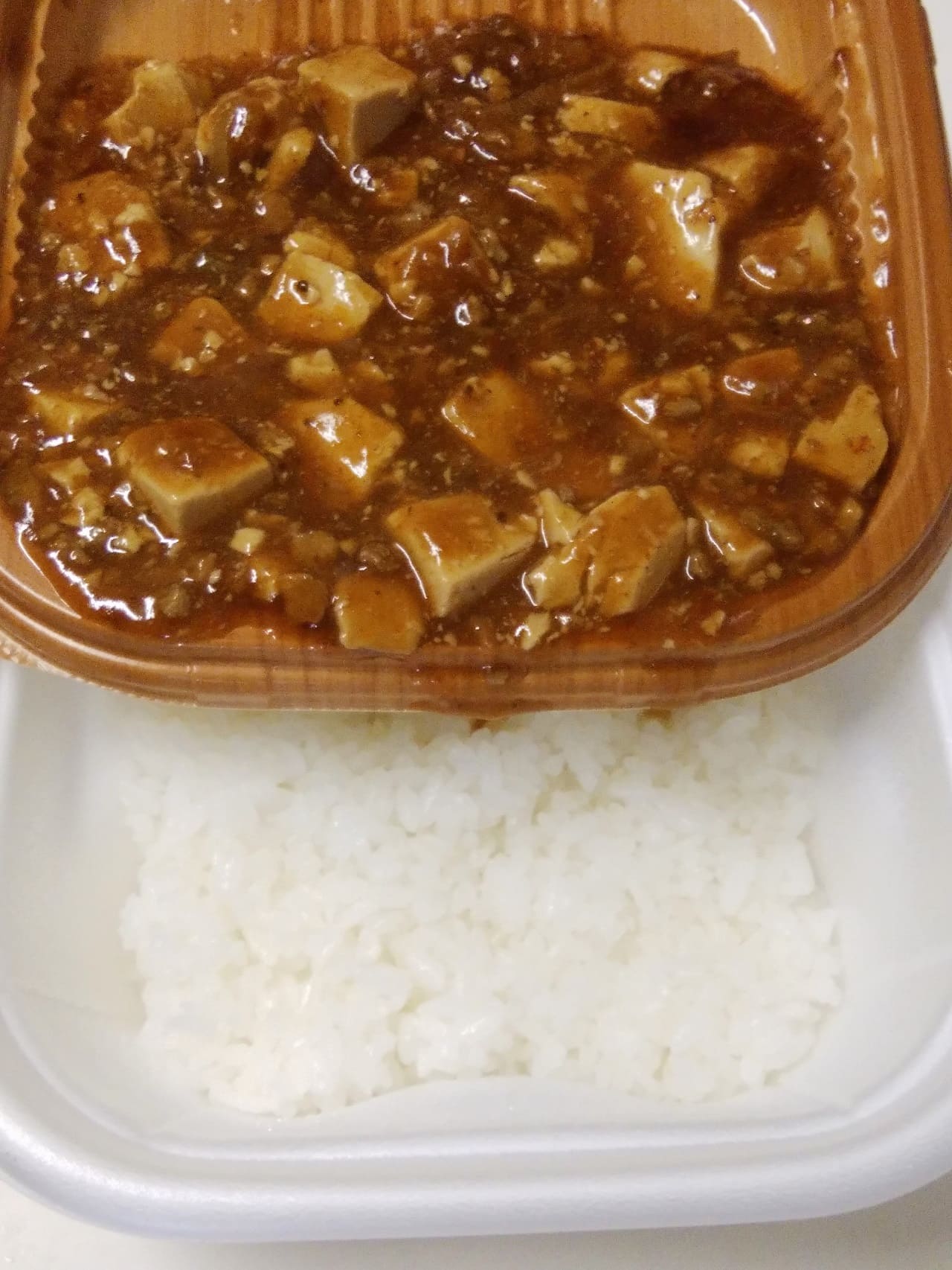麻婆豆腐を白飯にのっける