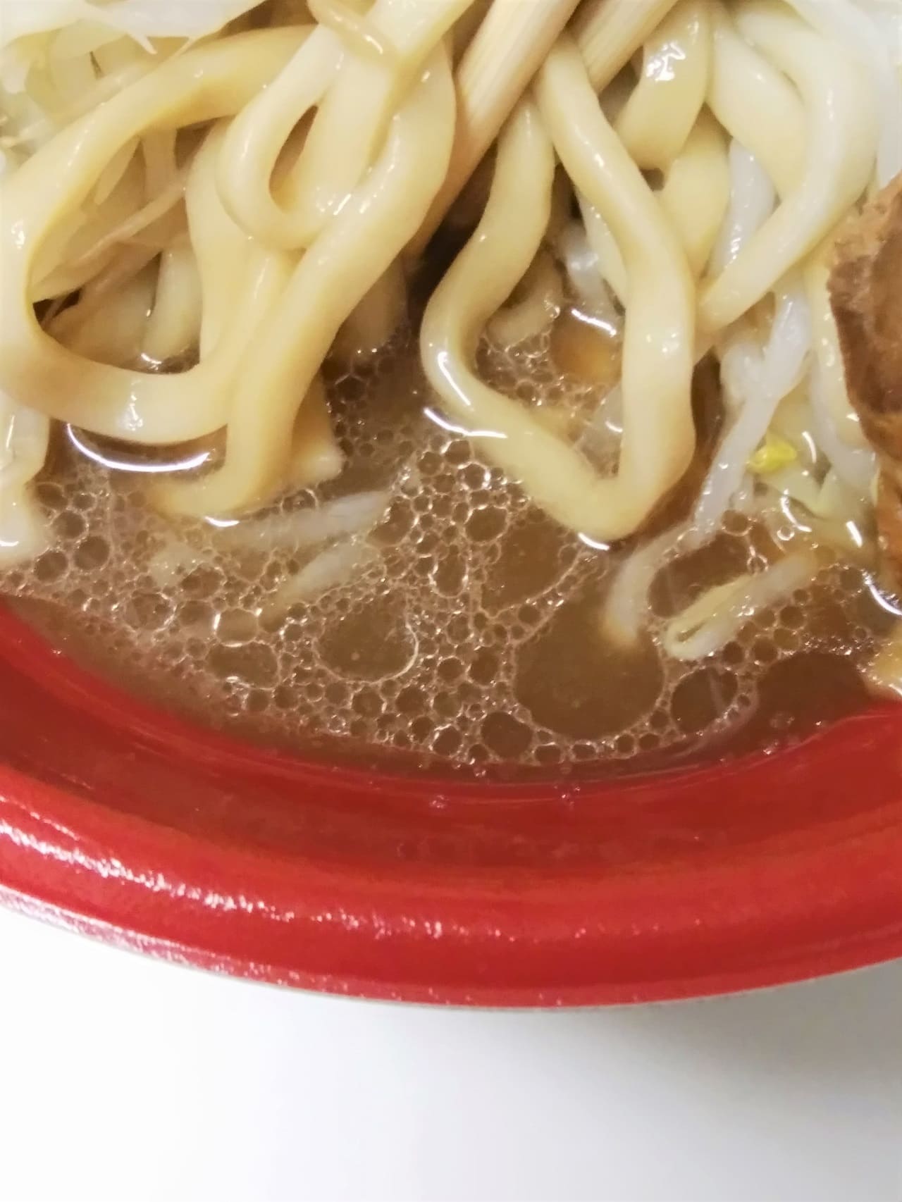 濃厚マシマシラーメンのニンニク醬油スープ
