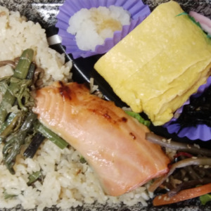 ヤオコーの銀鮭西京味噌焼わらび弁当は山菜たっぷり炊込みご飯