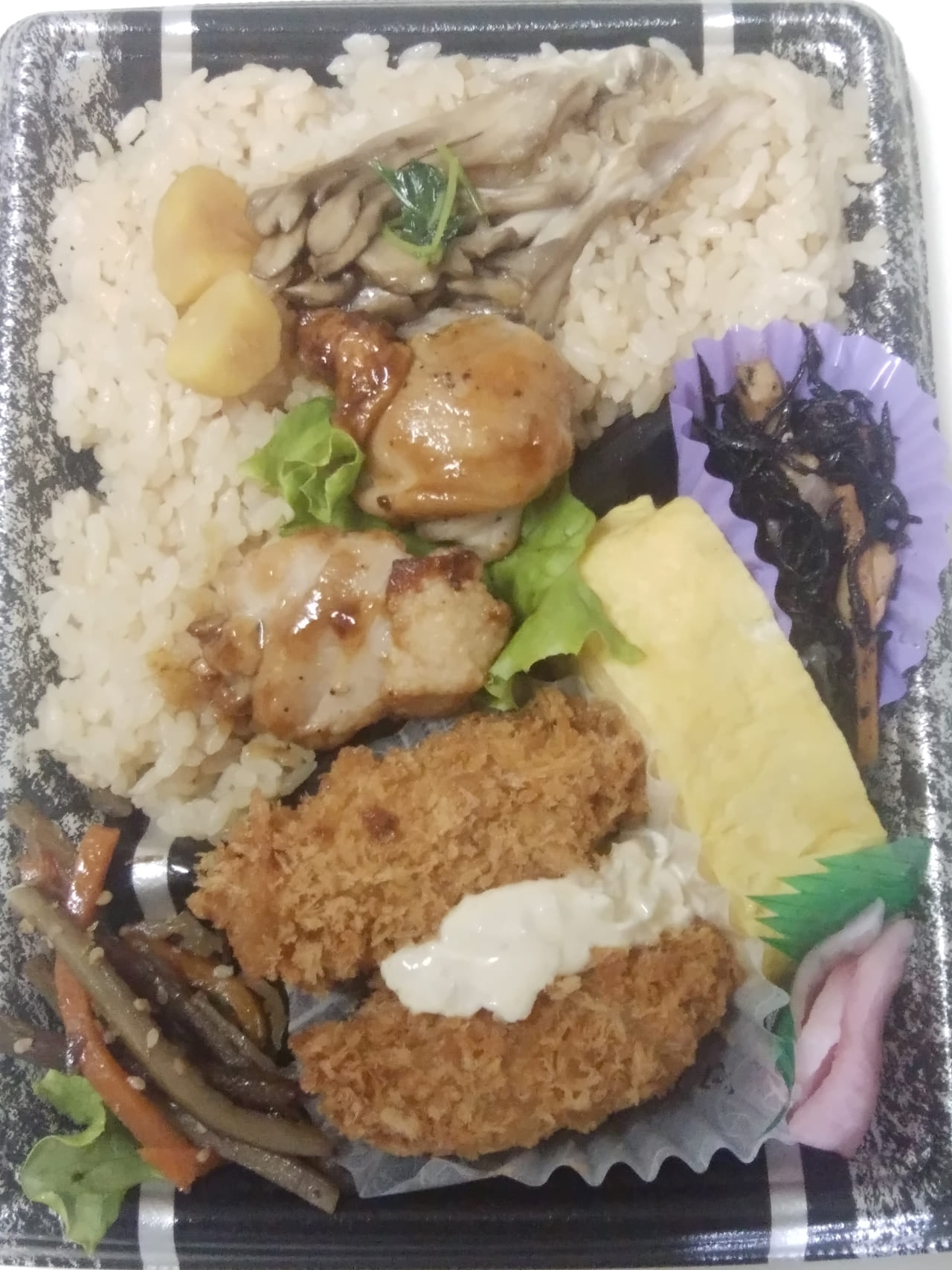 妙義舞茸と栗の炊込みご飯　広島県産かきフライ弁当