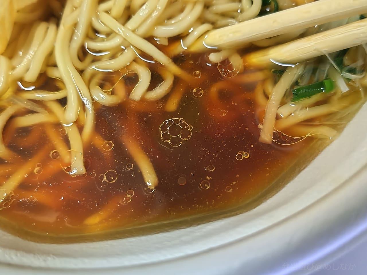 温めた醤油スープ