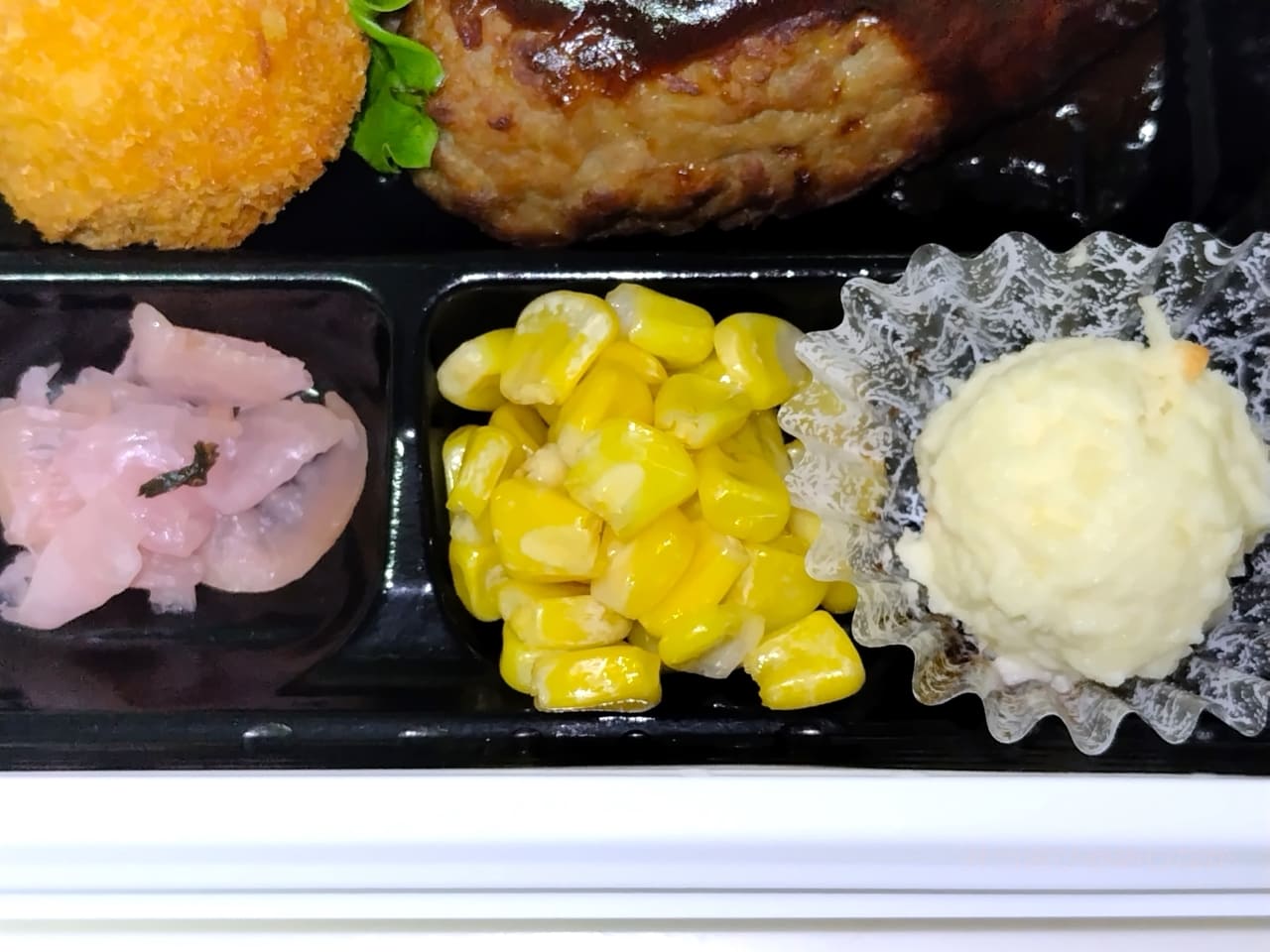 漬物・コーン・ポテトサラダの副菜３品