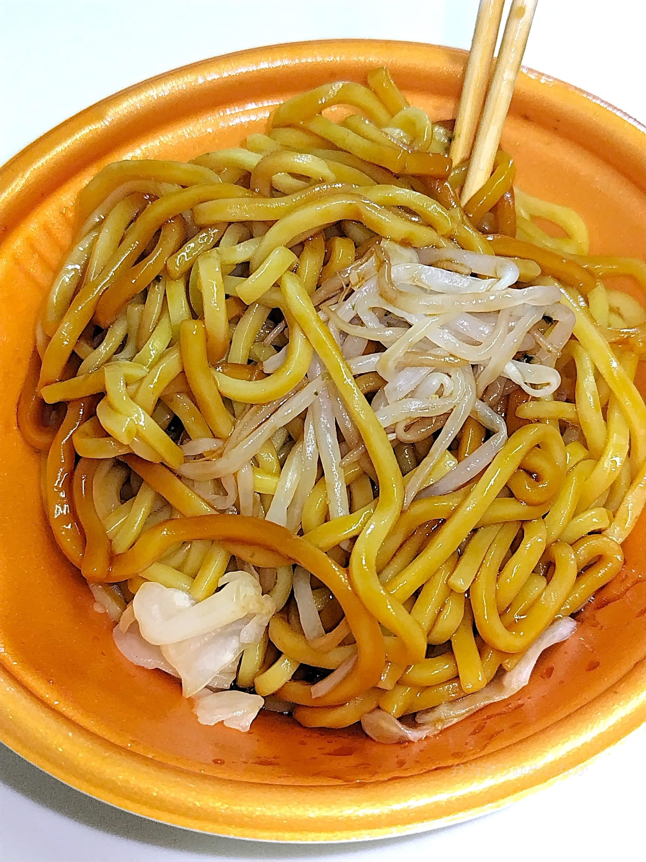 しっかり混ぜながら麺に特製醤油だれを絡める