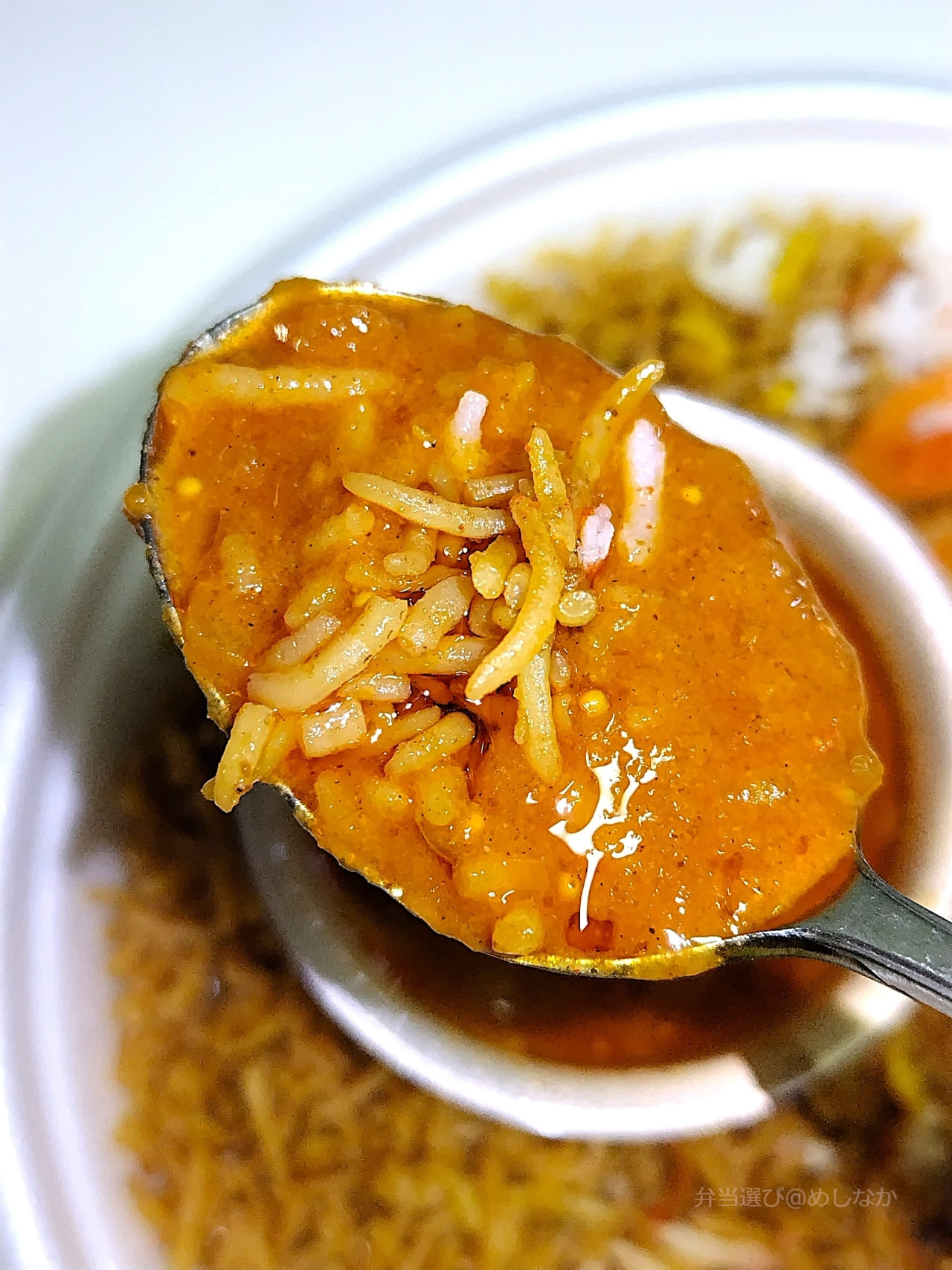 カレーソースをかけたビリヤニの実食