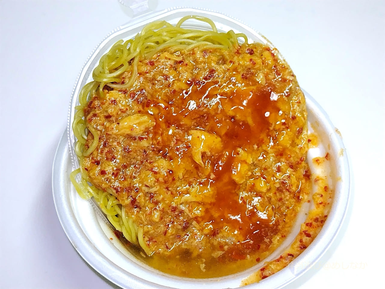 温めたら麺と具材をスープの中へ