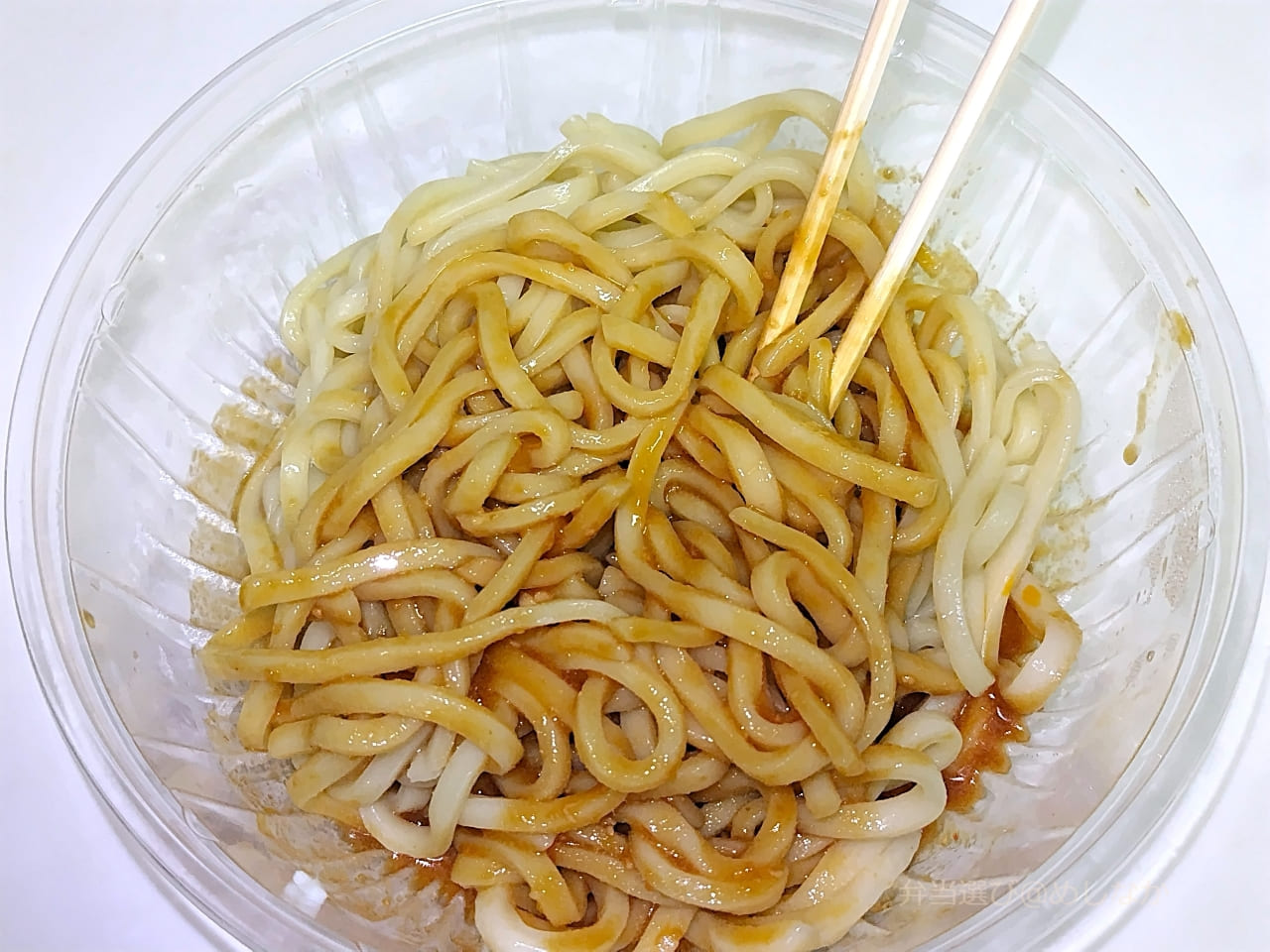 麺にスープをかけ良くほぐす