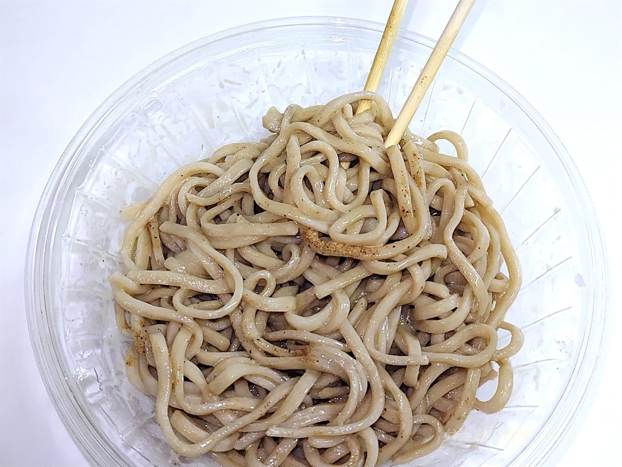 ほぐした麺に粉末削り節をかける