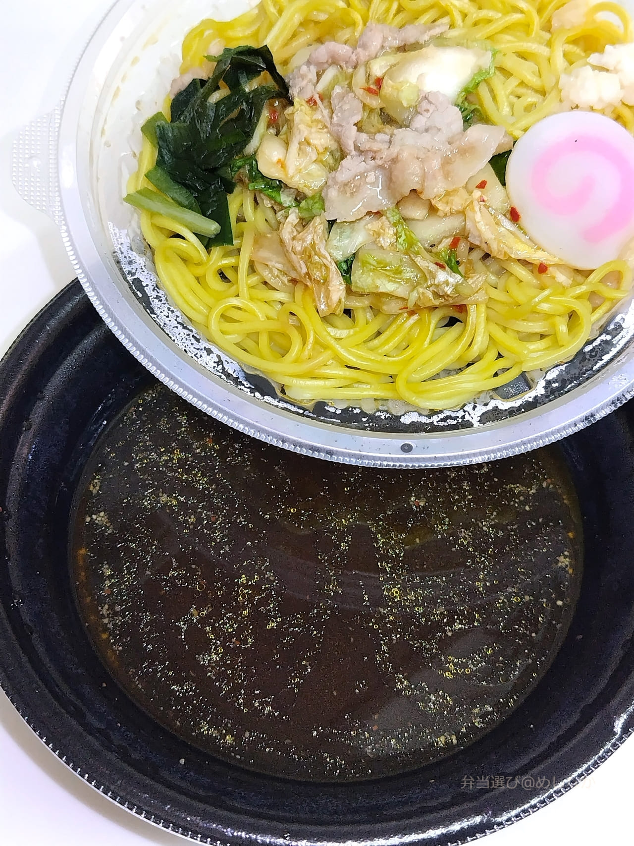 具材と麺をスープに入れる