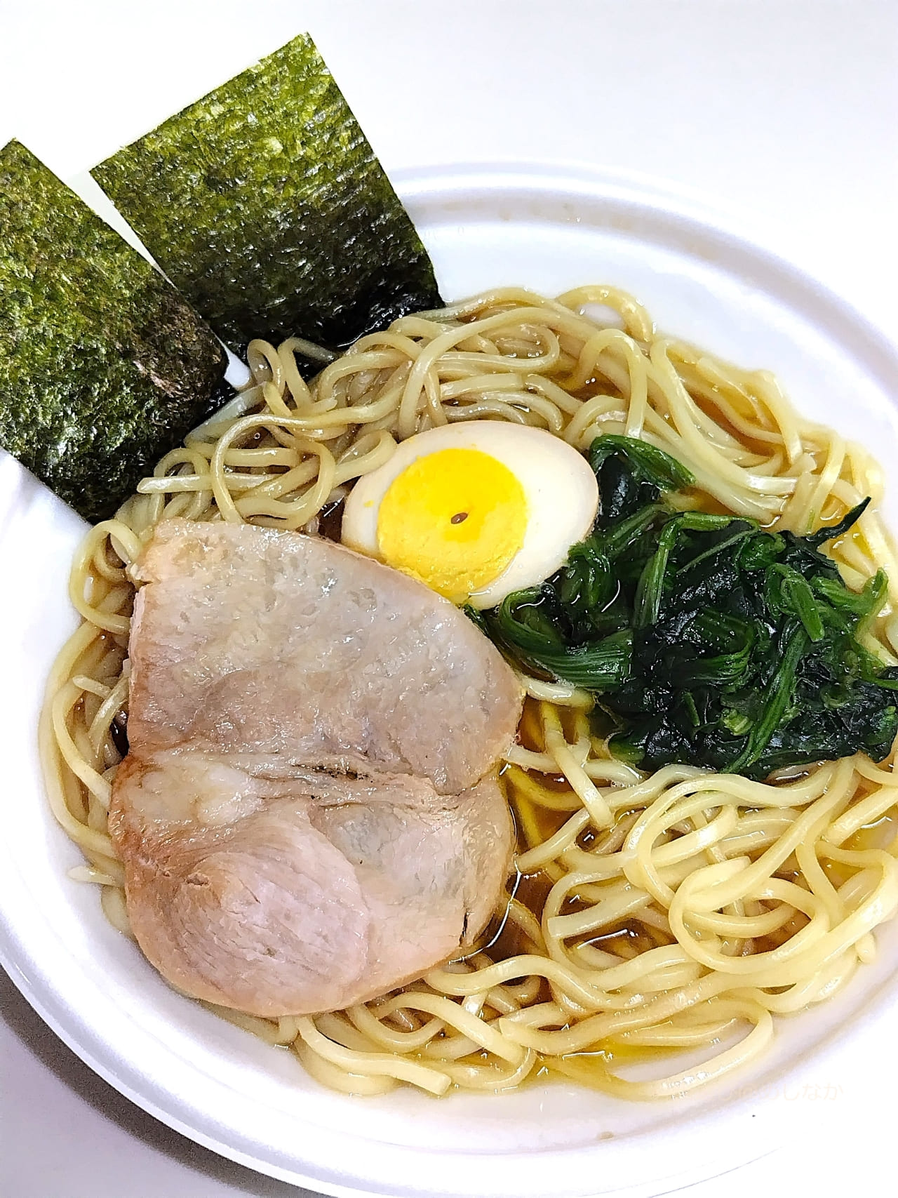 海苔を盛りつけ完成した吉村家監修 家系ラーメン