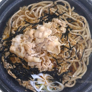 なぜ蕎麦にラー油を入れるのか。監修 ラー油肉そば