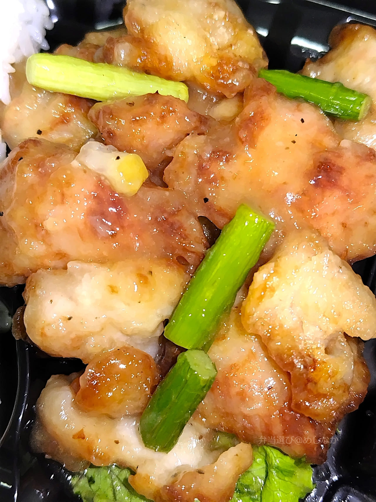 塩レモンだれで味付けされた鶏ももの唐揚げ