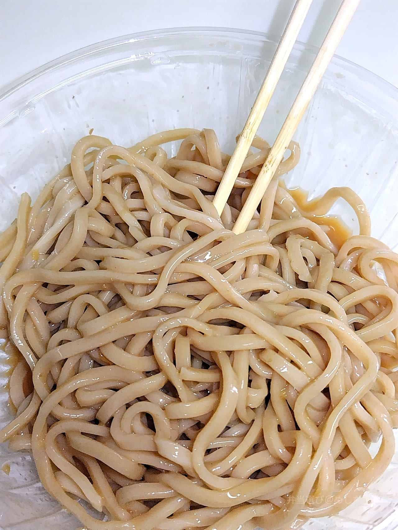 スープをかけ麺をほぐす