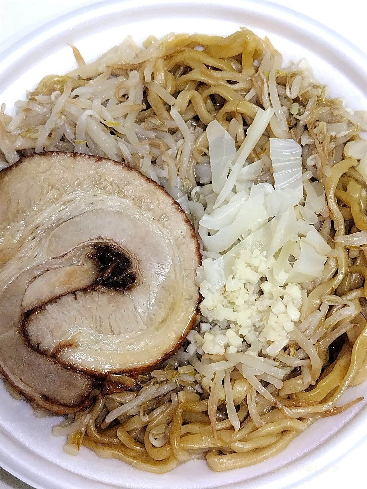 ローソンの満腹濃厚豚ラーメン