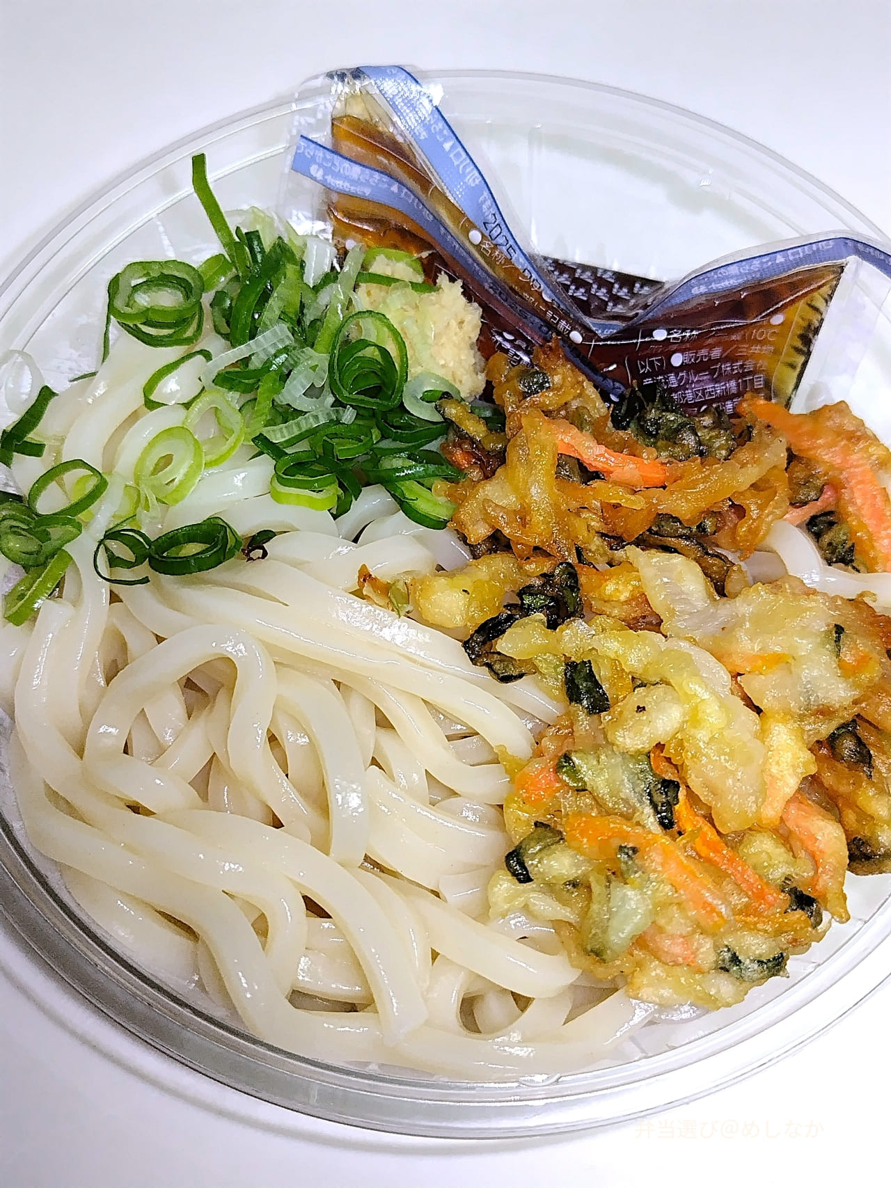 フタを開けた状態の冷しぶっかけうどん