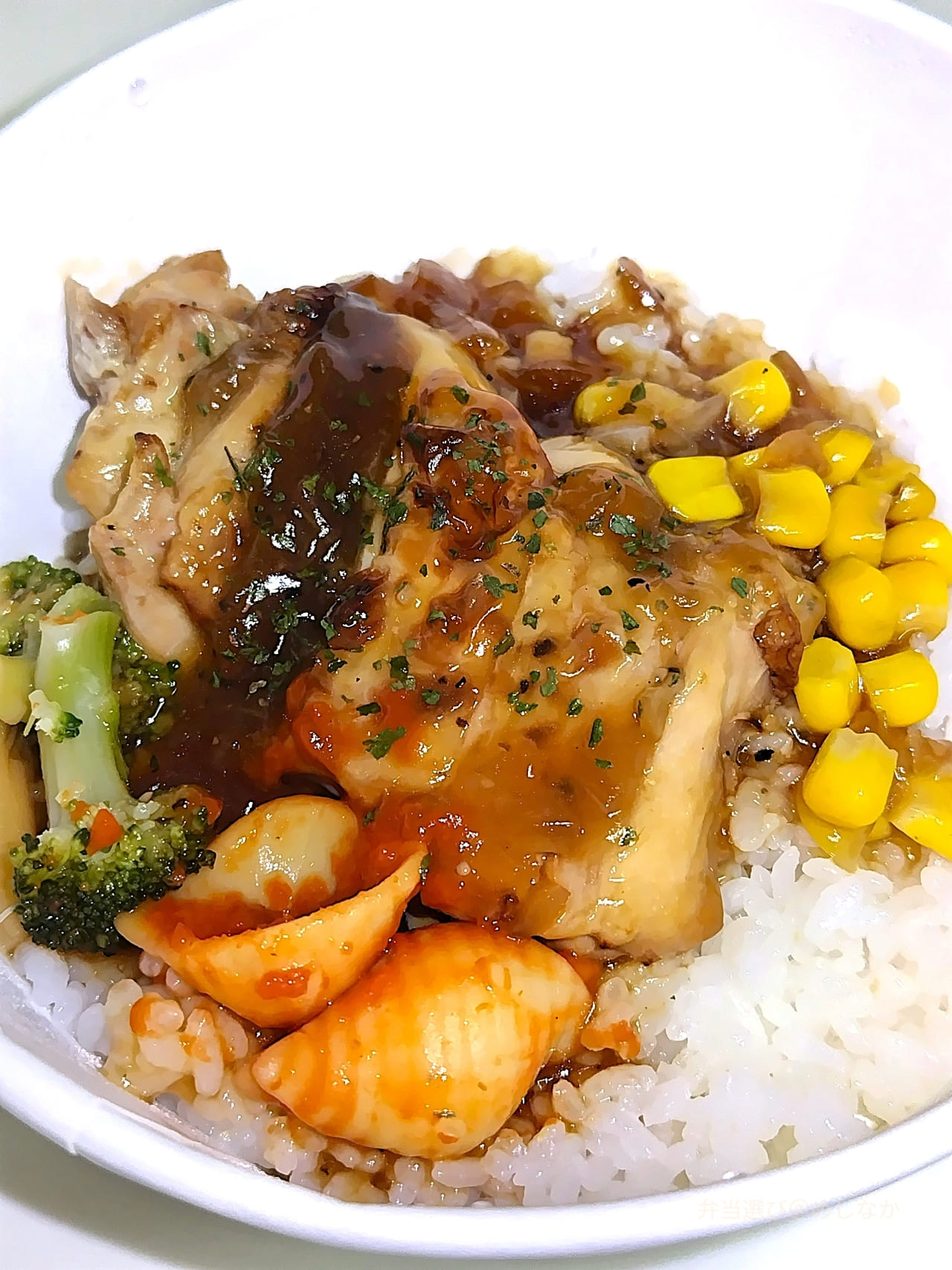 オニオンソースで食べるチキンステーキごはんの完成