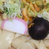 冷たくツルっといただく幅広うどん！セブン-イレブンの冷しぶっかけひもかわ（めしな